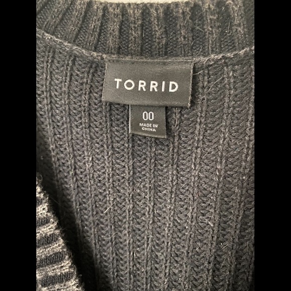 Torrid | Heather Gray Lace-Up Sleeve Sweater - Picture 4 of 6